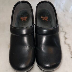 Dansko  XP Women Black Leather Clogs‎